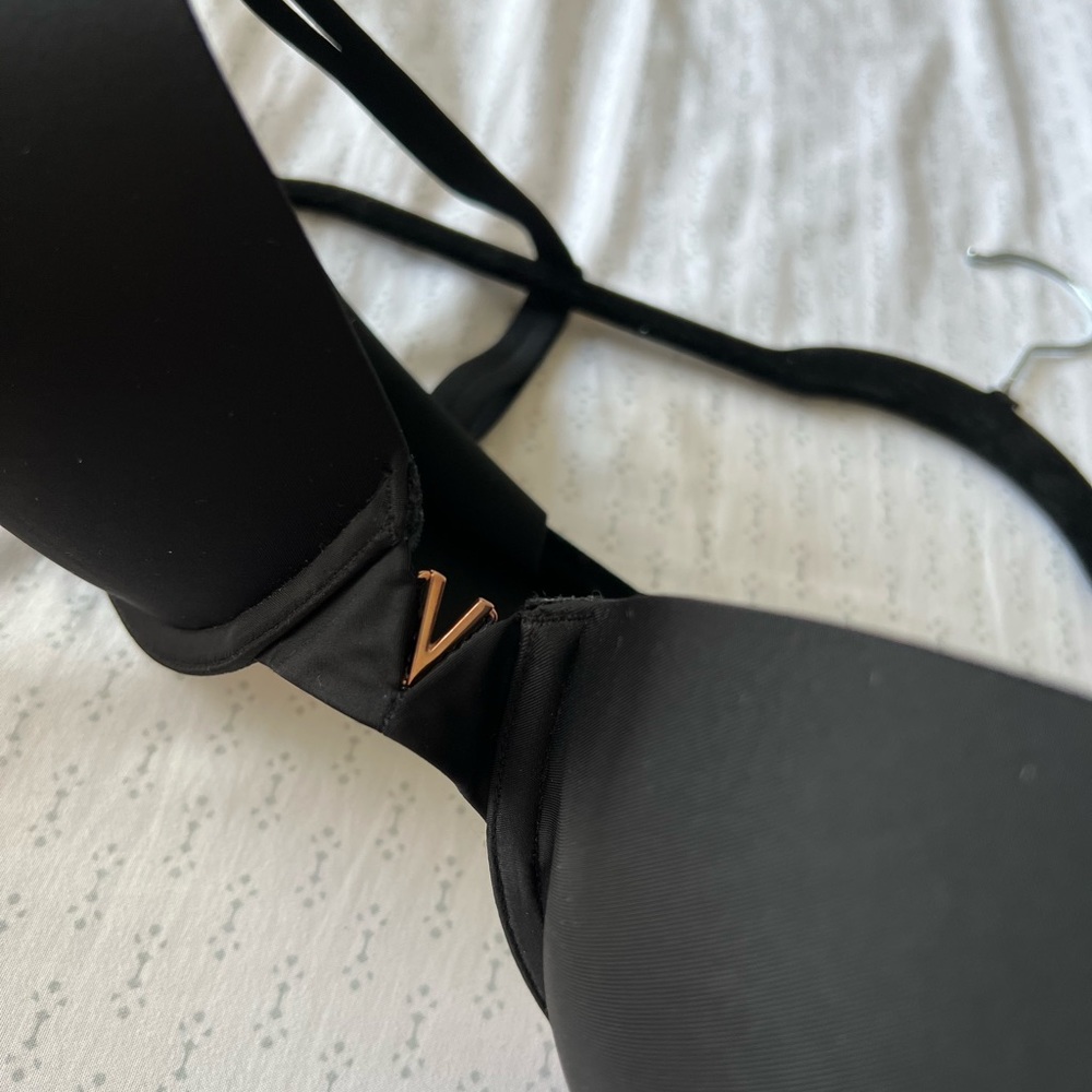 36DD Victoria’s Secret bra